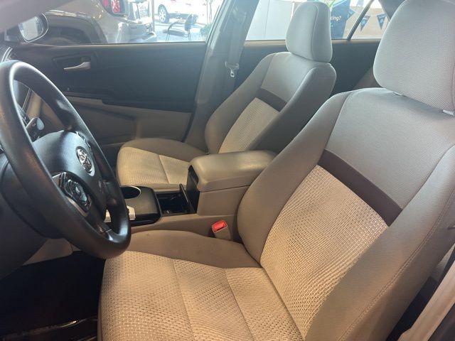 Toyota Camry Vehicle Full-screen Gallery Image 24
