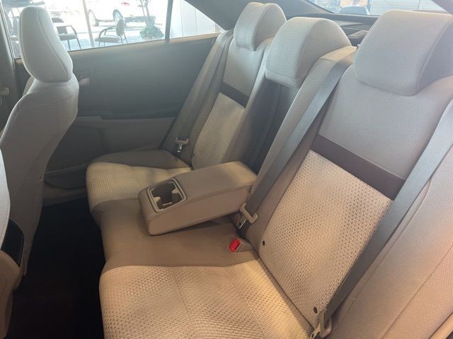 Toyota Camry Vehicle Full-screen Gallery Image 25