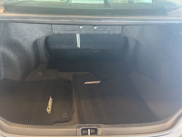 Toyota Camry Vehicle Full-screen Gallery Image 26