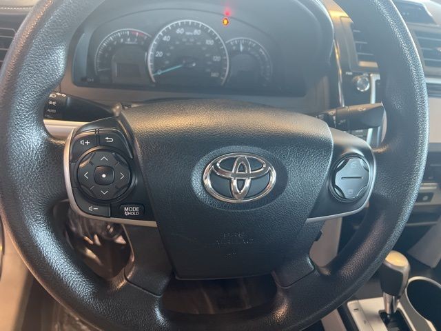 Toyota Camry Vehicle Full-screen Gallery Image 27