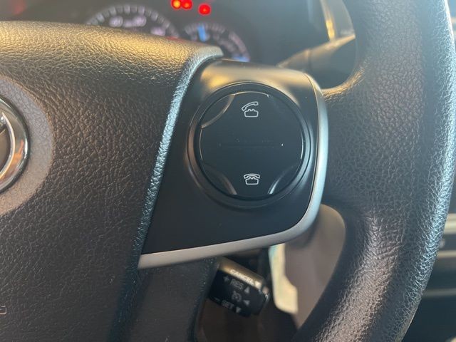 Toyota Camry Vehicle Full-screen Gallery Image 29
