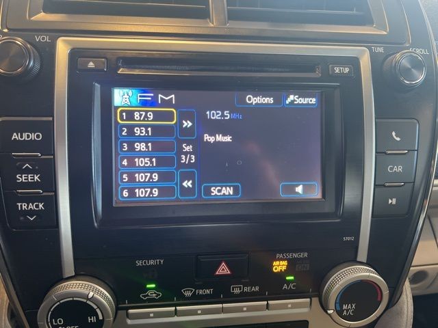 Toyota Camry Vehicle Full-screen Gallery Image 31