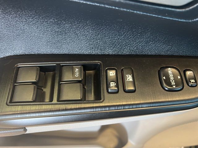 Toyota Camry Vehicle Full-screen Gallery Image 33