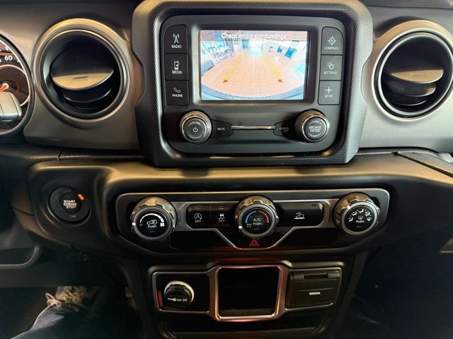 Jeep Wrangler Vehicle Full-screen Gallery Image 22