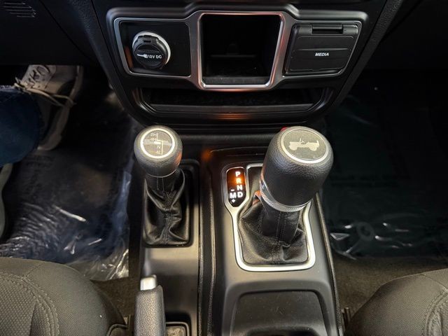 Jeep Wrangler Vehicle Full-screen Gallery Image 23