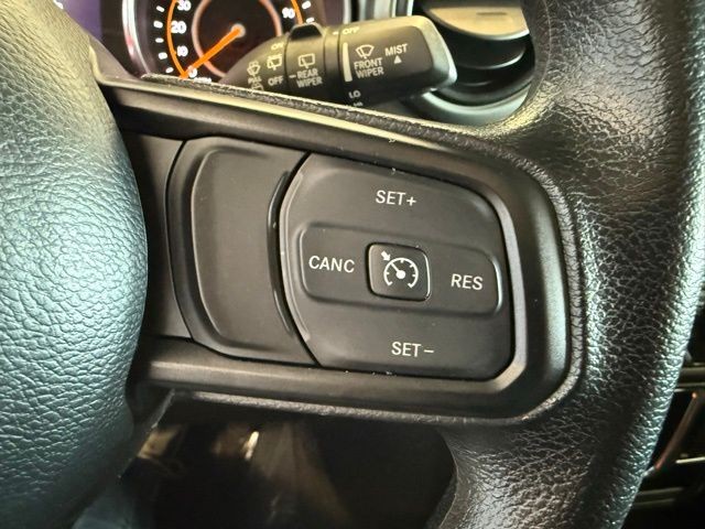 Jeep Wrangler Vehicle Full-screen Gallery Image 24