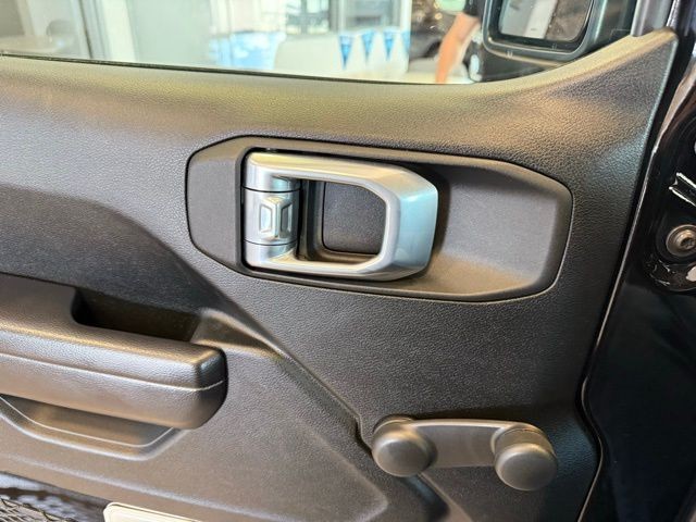 Jeep Wrangler Vehicle Full-screen Gallery Image 26