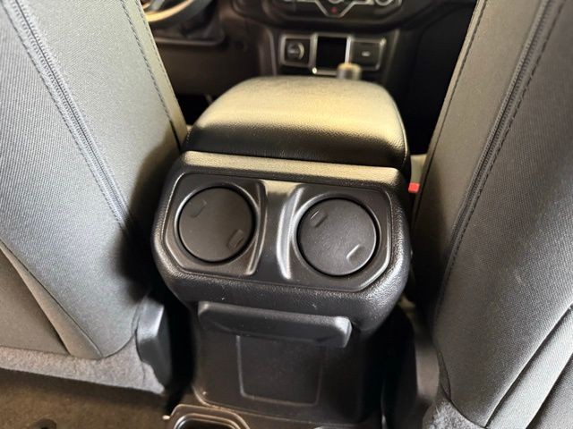 Jeep Wrangler Vehicle Full-screen Gallery Image 32