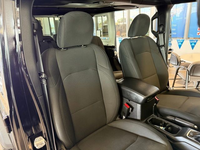 Jeep Wrangler Vehicle Full-screen Gallery Image 34