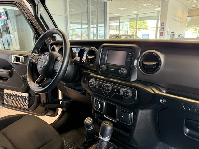 Jeep Wrangler Vehicle Full-screen Gallery Image 35