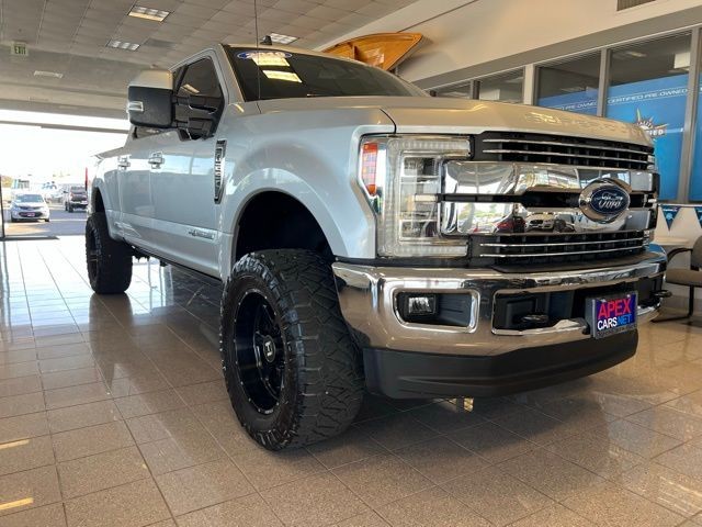 Ford Super Duty F-250 SRW Vehicle Full-screen Gallery Image 03