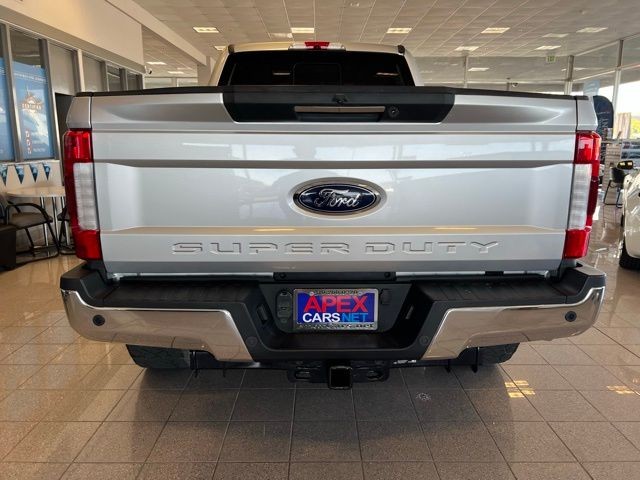Ford Super Duty F-250 SRW Vehicle Full-screen Gallery Image 09