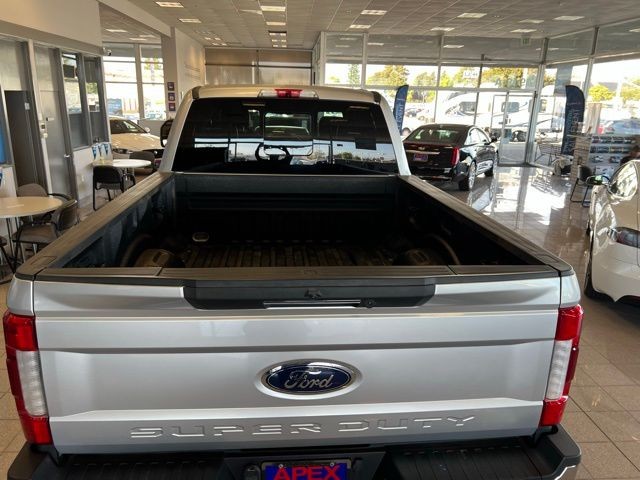 Ford Super Duty F-250 SRW Vehicle Full-screen Gallery Image 11