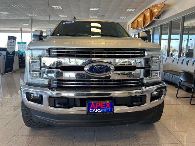 Ford Super Duty F-250 SRW Vehicle Full-screen Gallery Image 23