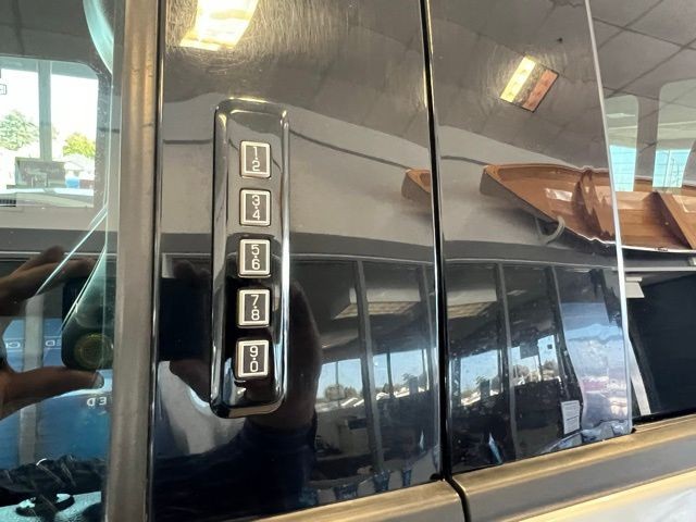 Ford Super Duty F-250 SRW Vehicle Full-screen Gallery Image 32