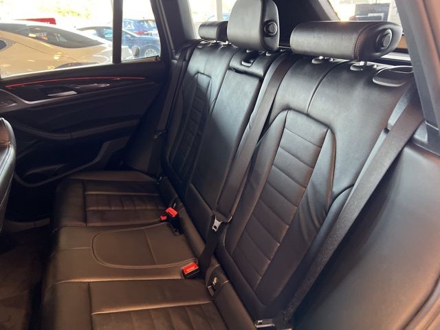BMW X3 Vehicle Full-screen Gallery Image 21