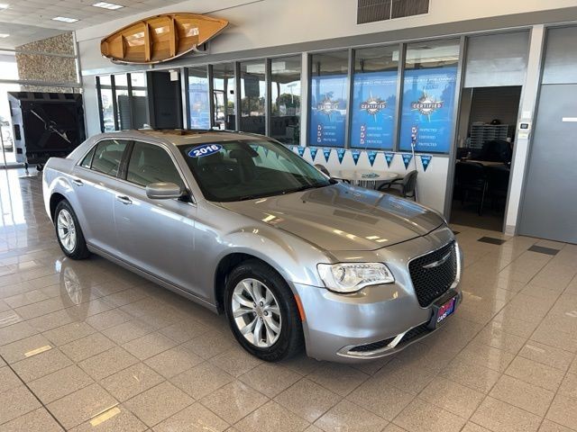 Chrysler 300 Vehicle Full-screen Gallery Image 02
