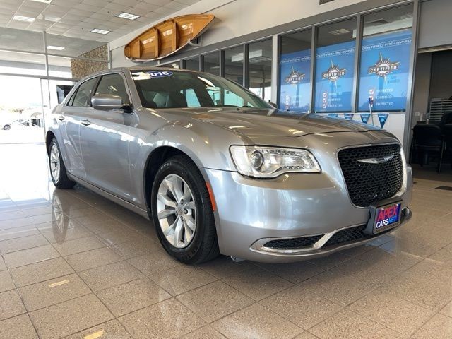 Chrysler 300 Vehicle Full-screen Gallery Image 03