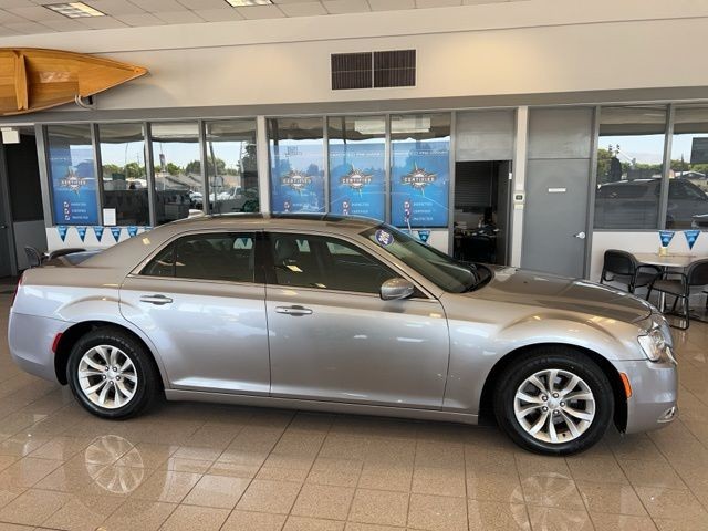 Chrysler 300 Vehicle Full-screen Gallery Image 04