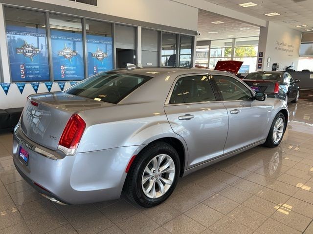 Chrysler 300 Vehicle Full-screen Gallery Image 05