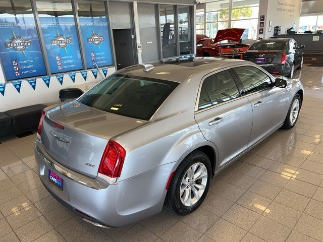 Chrysler 300 Vehicle Full-screen Gallery Image 06