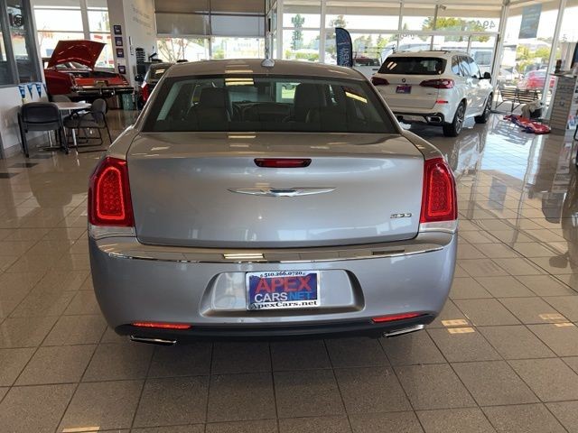 Chrysler 300 Vehicle Full-screen Gallery Image 08