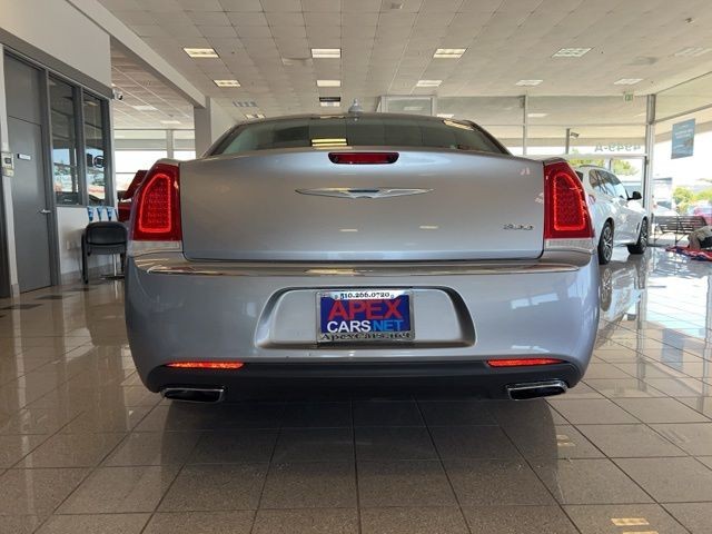 Chrysler 300 Vehicle Full-screen Gallery Image 09