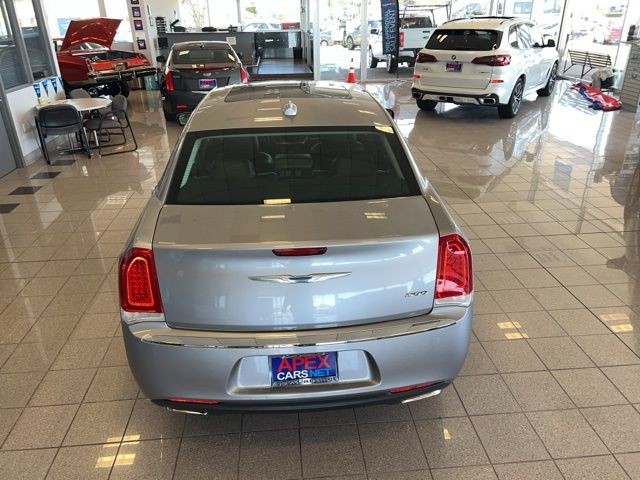 Chrysler 300 Vehicle Full-screen Gallery Image 10