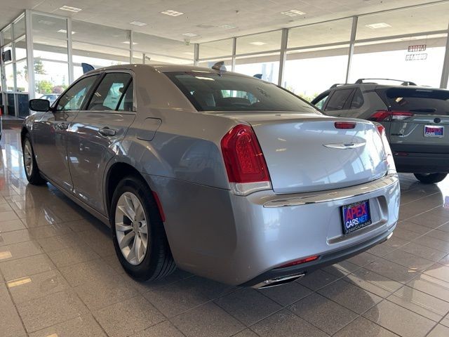 Chrysler 300 Vehicle Full-screen Gallery Image 11