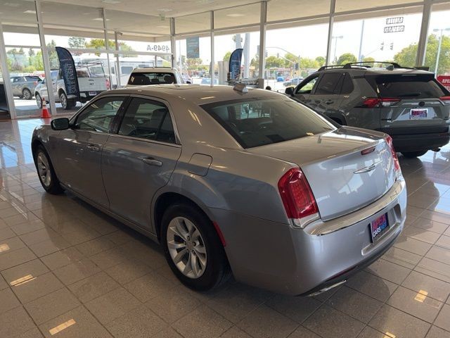 Chrysler 300 Vehicle Full-screen Gallery Image 12