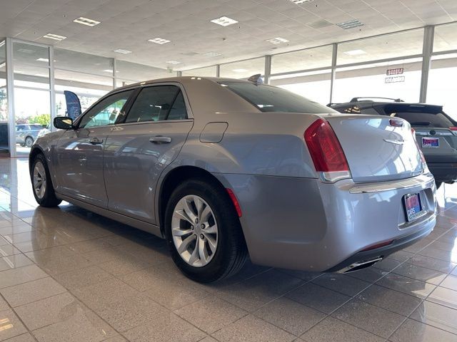 Chrysler 300 Vehicle Full-screen Gallery Image 13