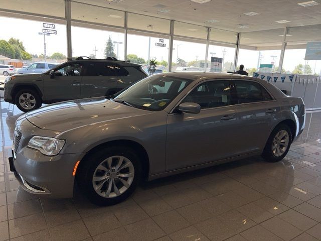 Chrysler 300 Vehicle Full-screen Gallery Image 14