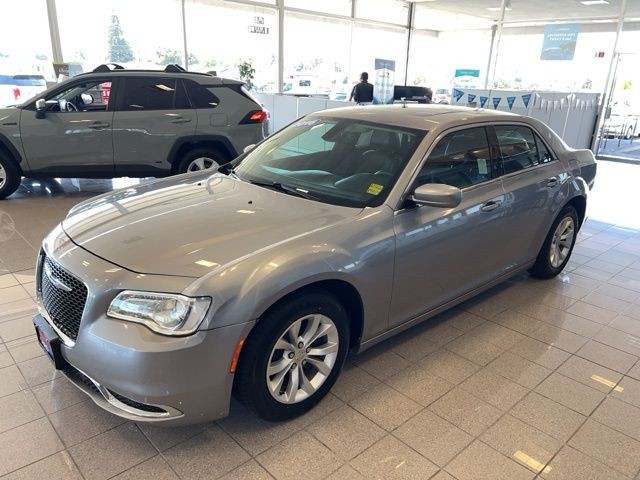 Chrysler 300 Vehicle Full-screen Gallery Image 15