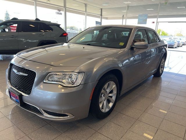 Chrysler 300 Vehicle Full-screen Gallery Image 16