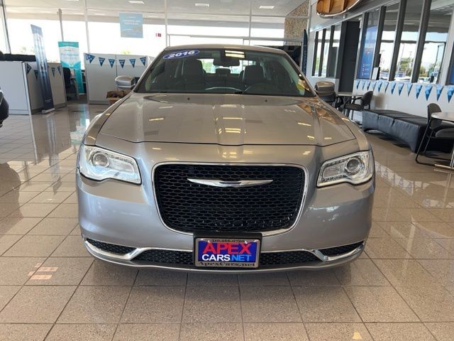 Chrysler 300 Vehicle Full-screen Gallery Image 17