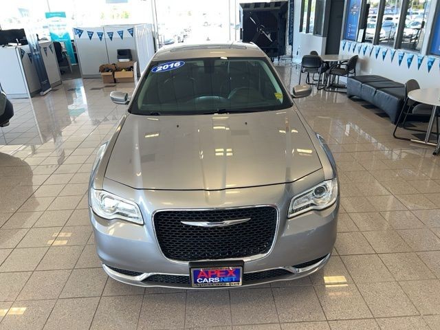 Chrysler 300 Vehicle Full-screen Gallery Image 18