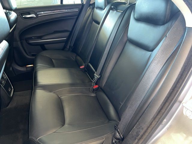 Chrysler 300 Vehicle Full-screen Gallery Image 21