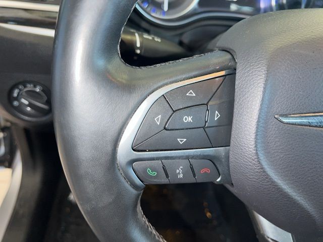 Chrysler 300 Vehicle Full-screen Gallery Image 23