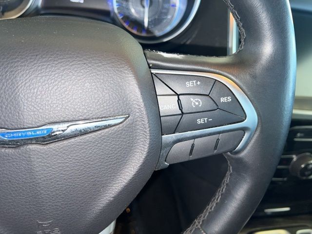 Chrysler 300 Vehicle Full-screen Gallery Image 24