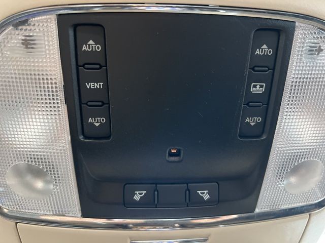 Chrysler 300 Vehicle Full-screen Gallery Image 32