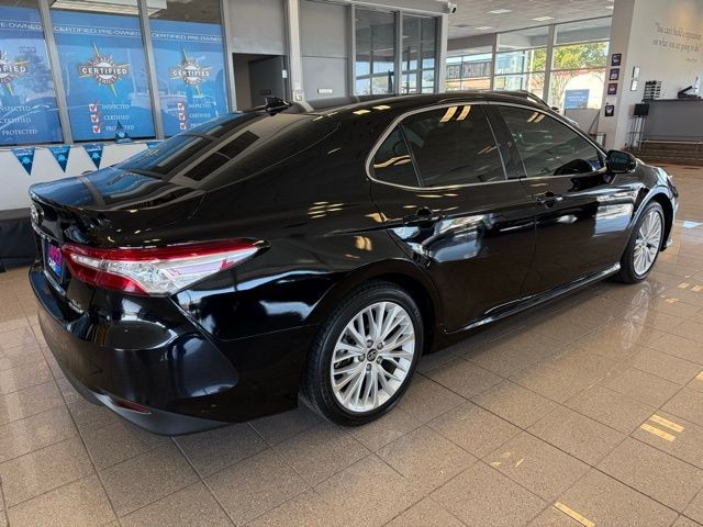 Toyota Camry Hybrid Vehicle Full-screen Gallery Image 03