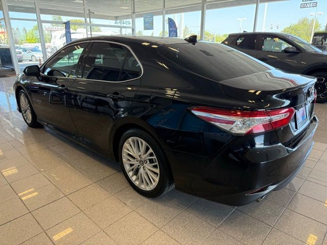 Toyota Camry Hybrid Vehicle Full-screen Gallery Image 05
