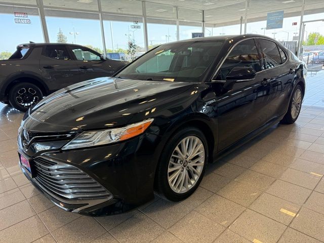 Toyota Camry Hybrid Vehicle Full-screen Gallery Image 06