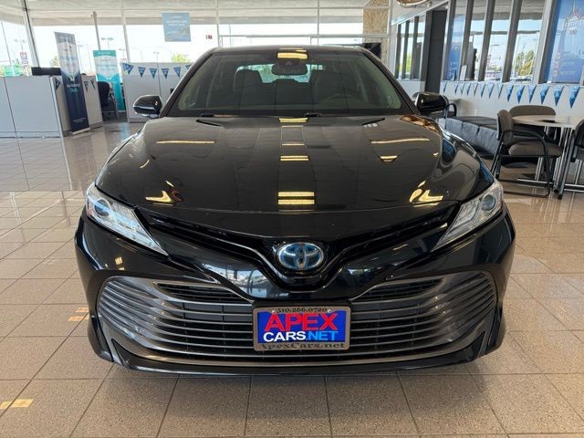 Toyota Camry Hybrid Vehicle Full-screen Gallery Image 07