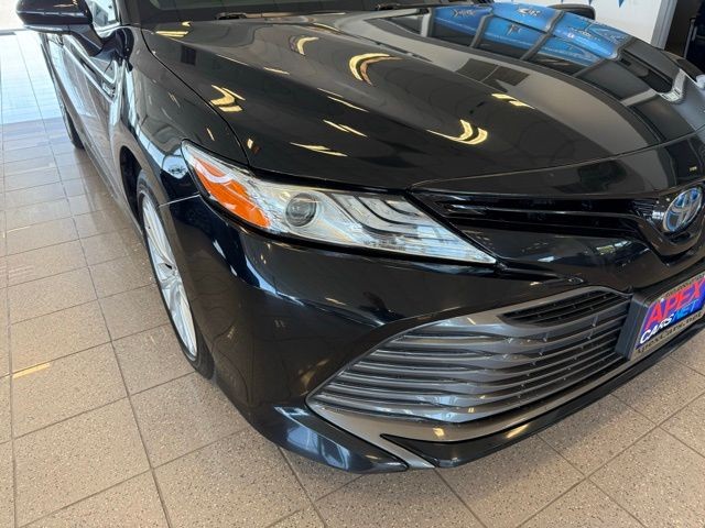 Toyota Camry Hybrid Vehicle Full-screen Gallery Image 08