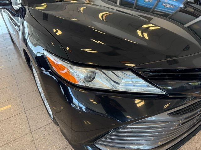 Toyota Camry Hybrid Vehicle Full-screen Gallery Image 09