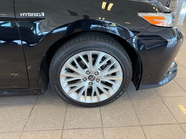 Toyota Camry Hybrid Vehicle Full-screen Gallery Image 10