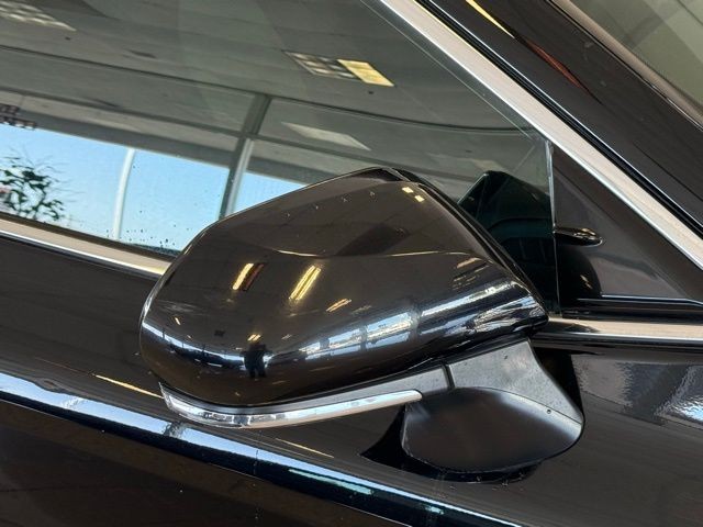 Toyota Camry Hybrid Vehicle Full-screen Gallery Image 11