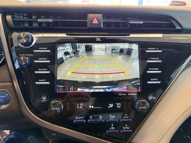 Toyota Camry Hybrid Vehicle Full-screen Gallery Image 14