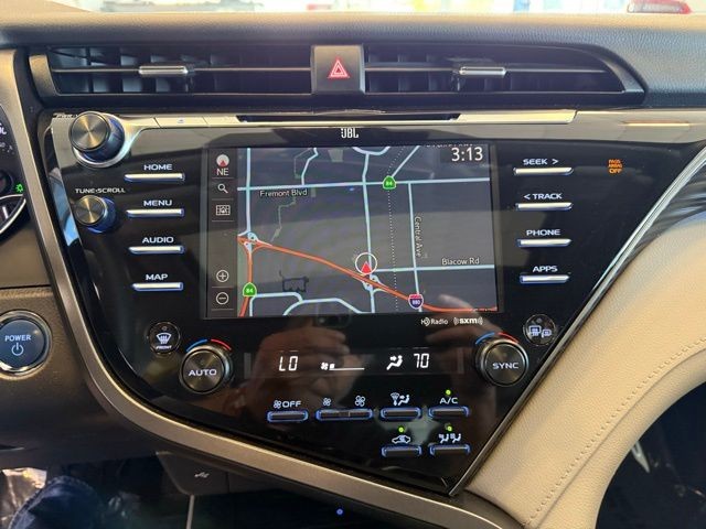 Toyota Camry Hybrid Vehicle Full-screen Gallery Image 15